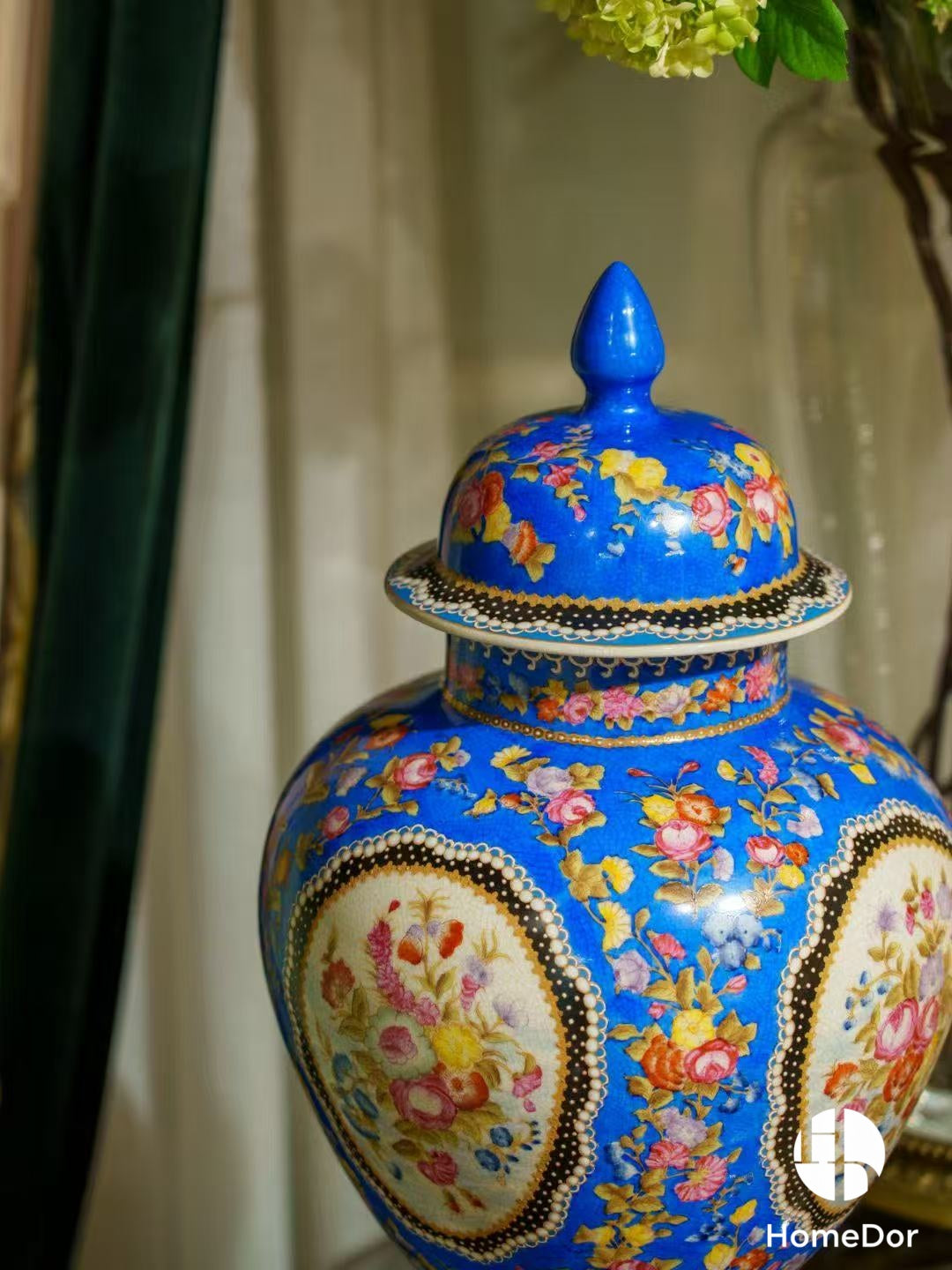Tarro sofisticado de porcelana azul con detalles florales de latón