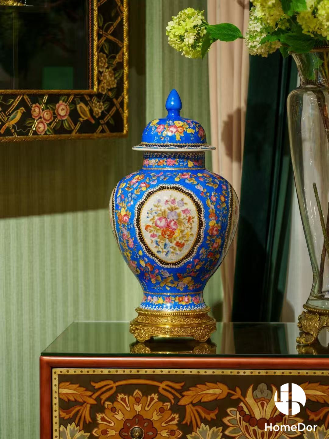 Tarro sofisticado de porcelana azul con detalles florales de latón