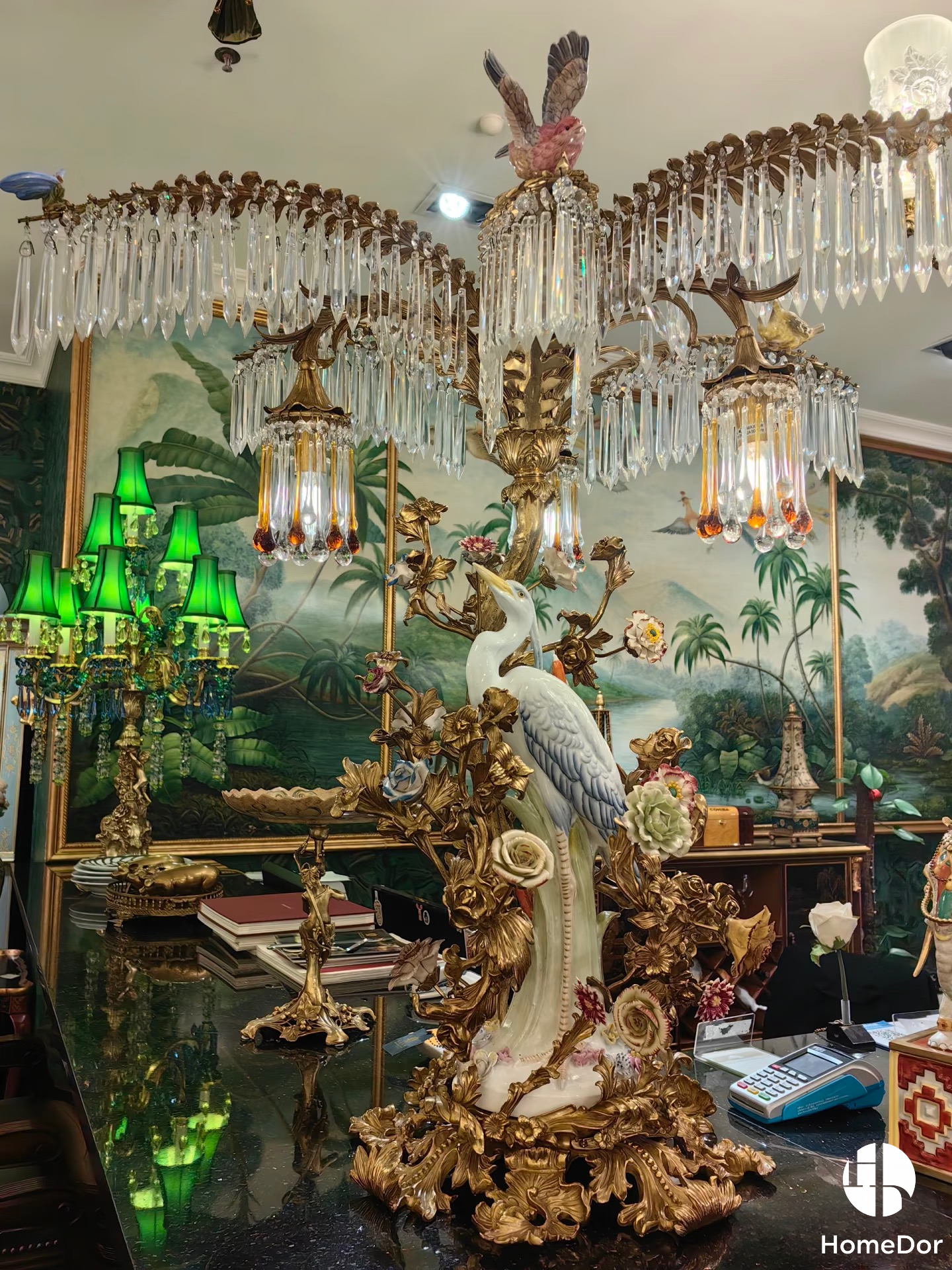 HomeDor × FH&Home | Lámpara de mesa con flecos de cristal Avian Melody Chinoiserie