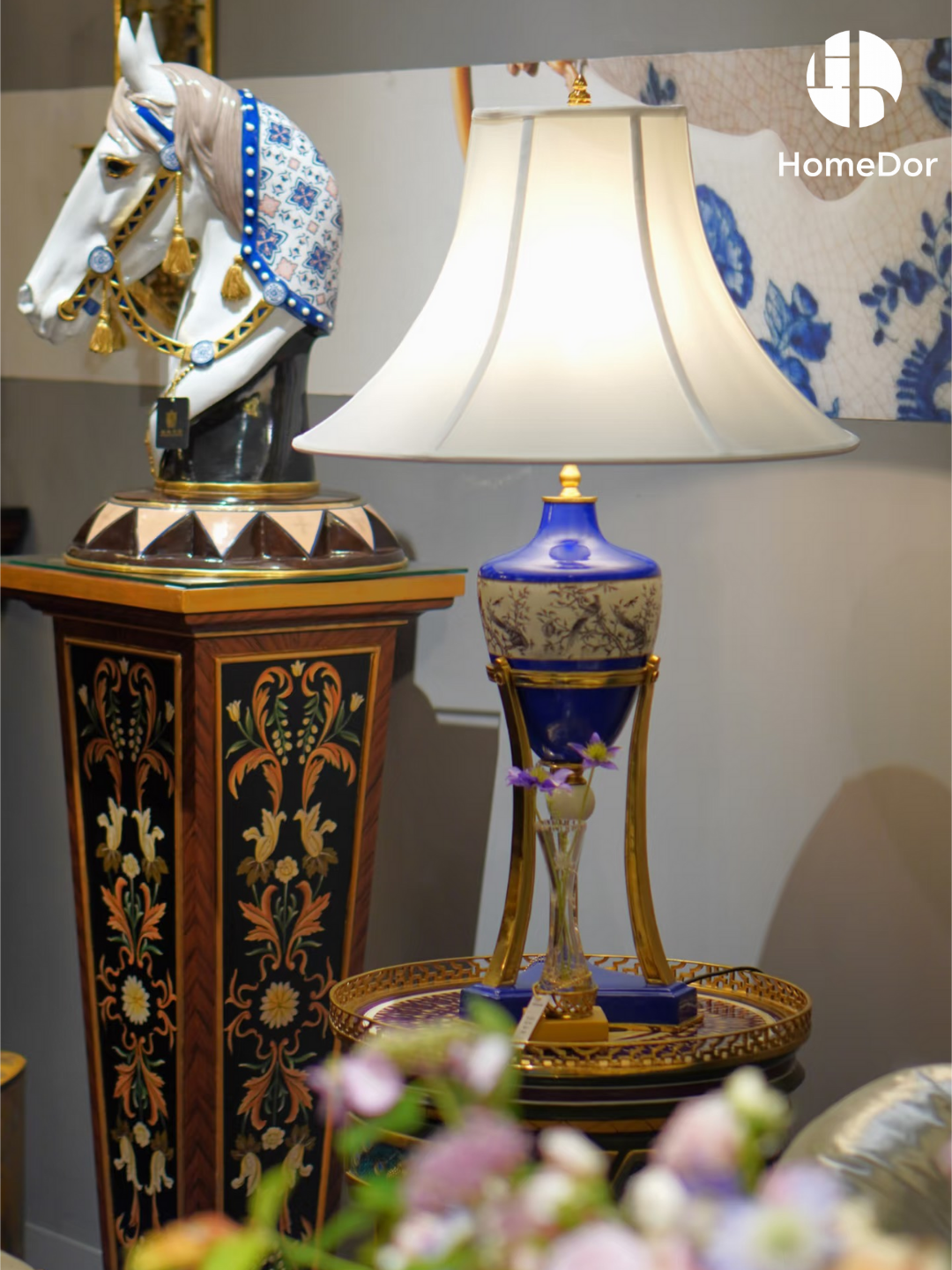 HomeDor × FH&Home | Elegante lámpara de mesa de porcelana azul chinoiserie con lavado de tinta y motivo de pájaro