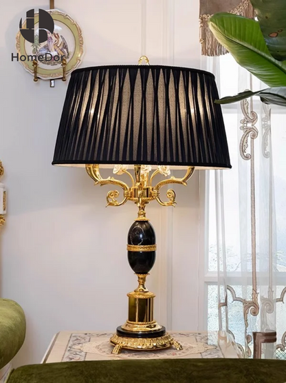 HomeDor × FH&amp;Home | Lámpara de mesa de latón con pantalla plisada en negro y dorado de porcelana de lujo