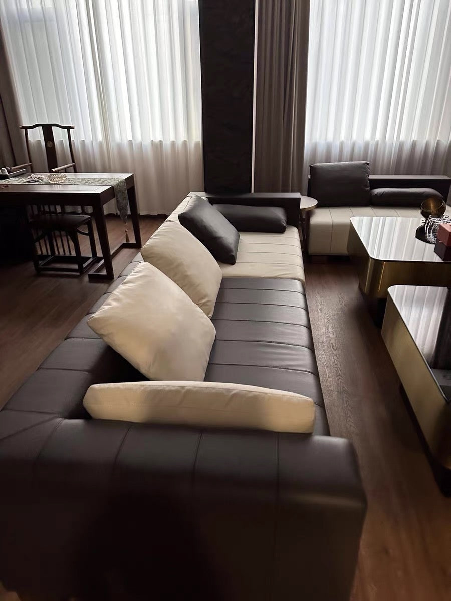 Ledersofa im Klavierstil