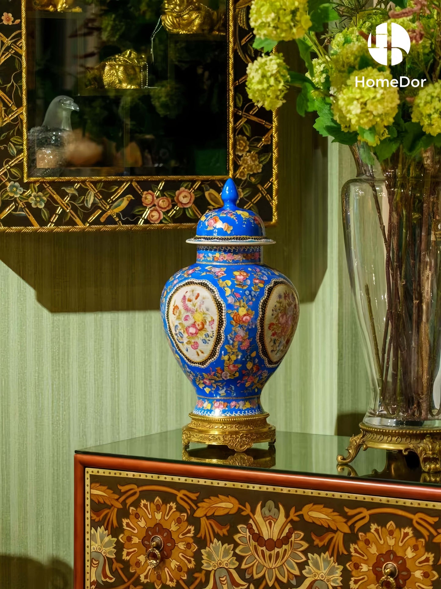 Tarro sofisticado de porcelana azul con detalles florales de latón