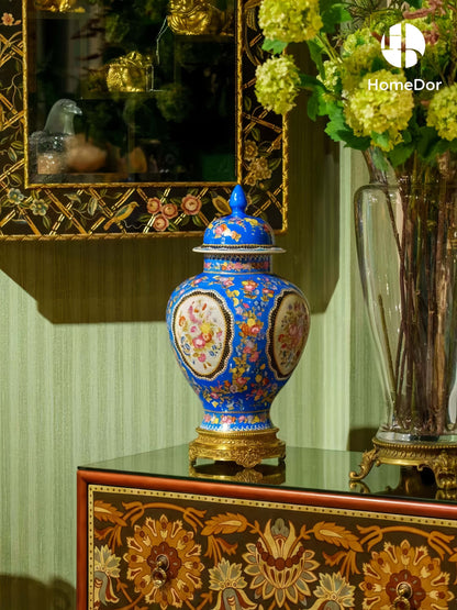 Tarro sofisticado de porcelana azul con detalles florales de latón