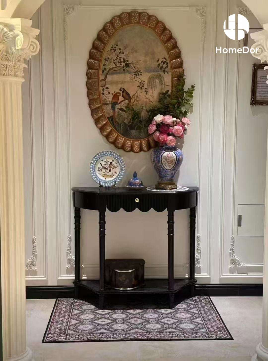 Tarro sofisticado de porcelana azul con detalles florales de latón
