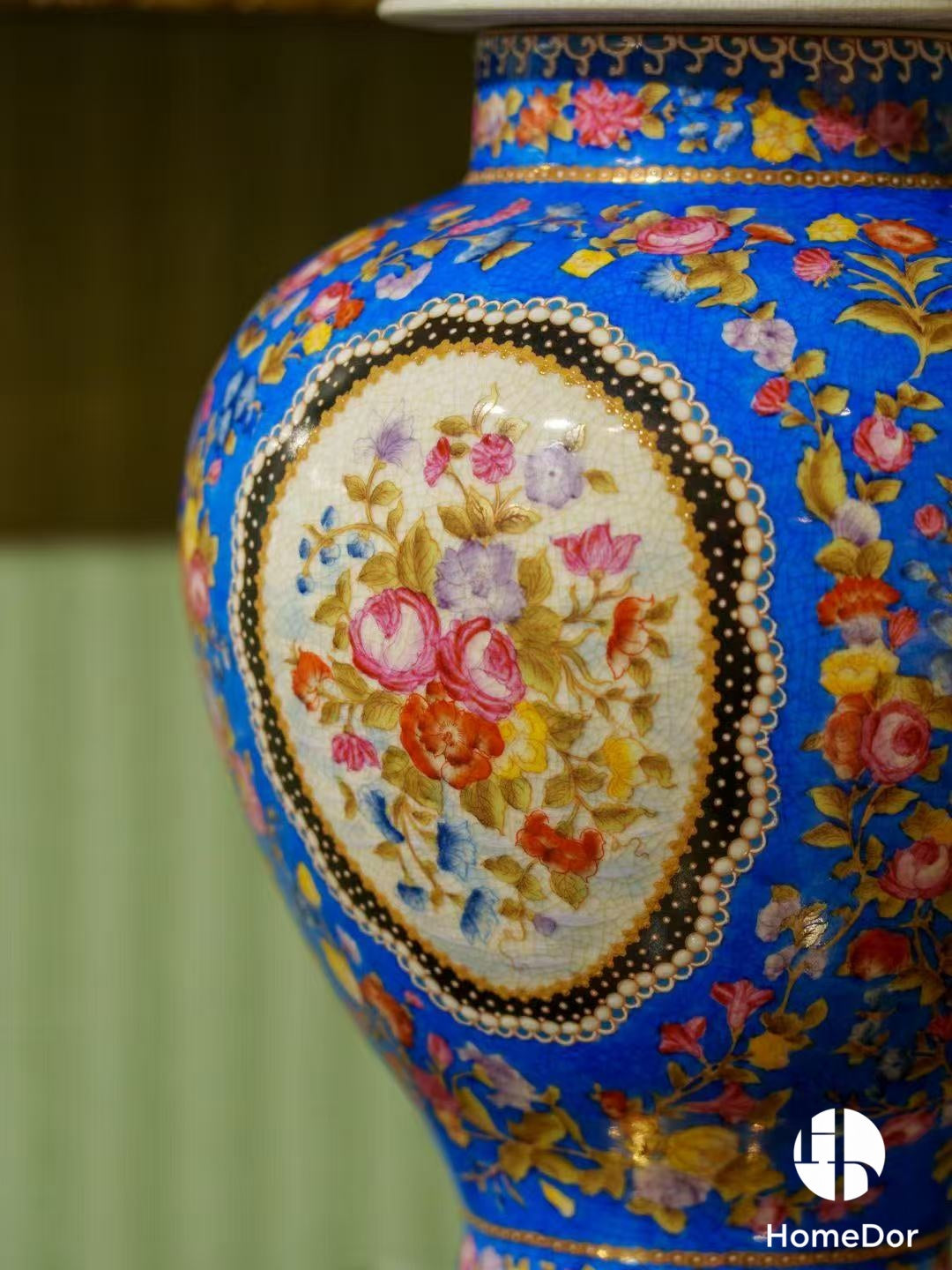 Tarro sofisticado de porcelana azul con detalles florales de latón