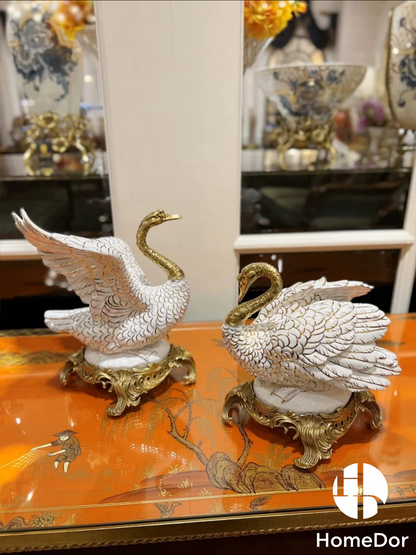 Exquisita escultura de cisne de porcelana de inspiración barroca con base de cobre dorado HomeDor