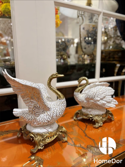 Exquisita escultura de cisne de porcelana de inspiración barroca con base de cobre dorado HomeDor