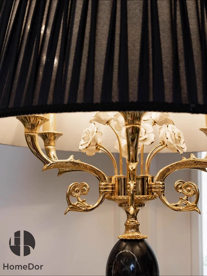 HomeDor × FH&amp;Home | Lámpara de mesa de latón con pantalla plisada en negro y dorado de porcelana de lujo