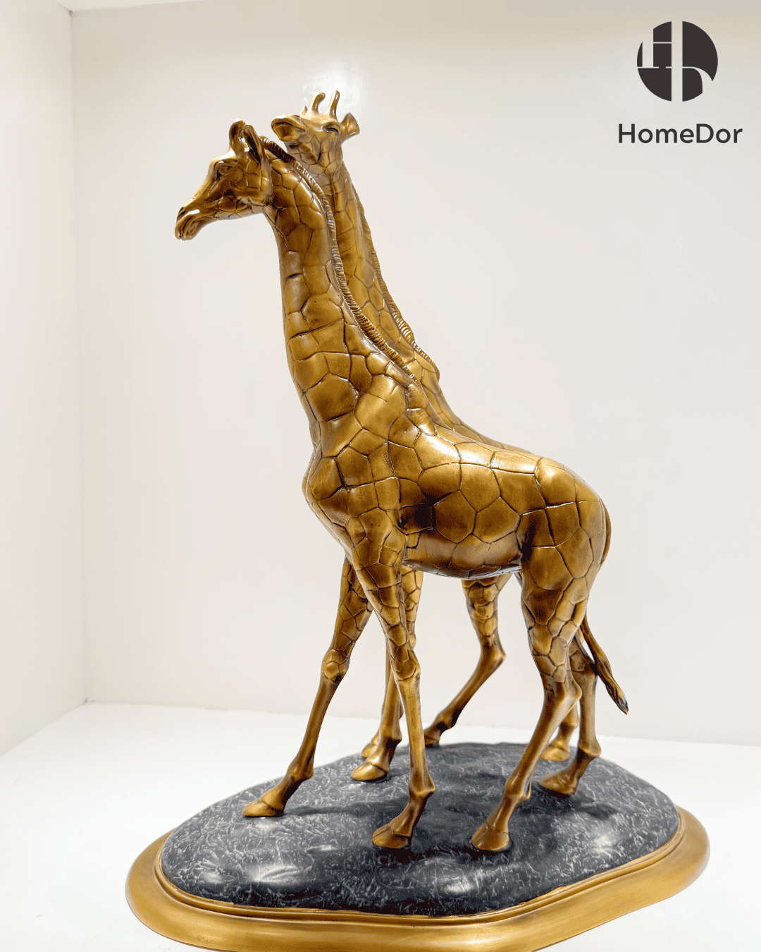 HomeDor-Artistic Brass Giraffe Couple Ornament/Sculpture Table Decor-L39cm × W26cm × H49.5cm-