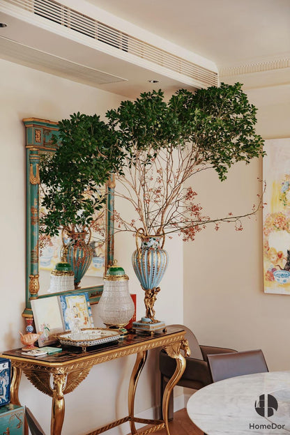 HomeDor × FH&amp;Home | Jarrón rojo real con dos asas y base de querubines de latón esculpido