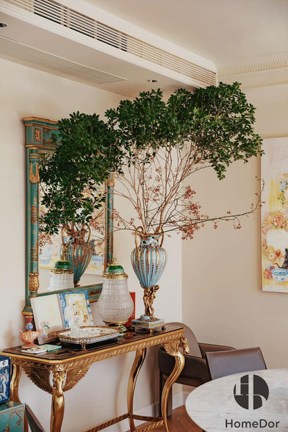 HomeDor × FH&amp;Home | Jarrón rojo real con dos asas y base de querubines de latón esculpido