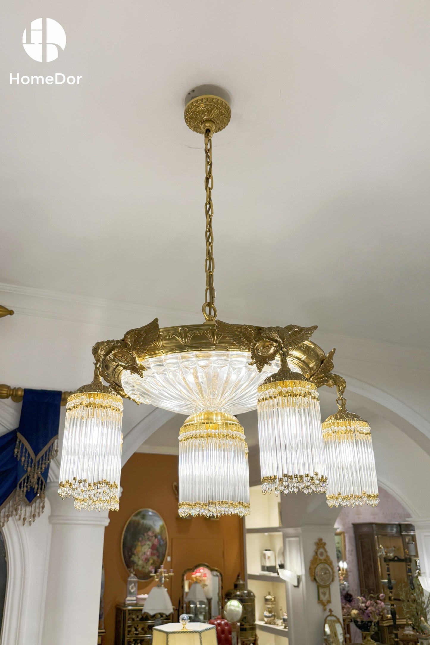 HomeDor × FH&amp;Home | Lámpara de araña clásica europea de latón con forma de pájaro y detalles de cristal