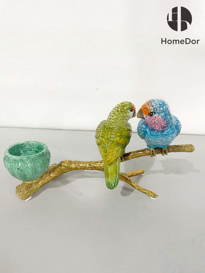 Candelabro con pájaros verdes y dorados en una rama HomeDor