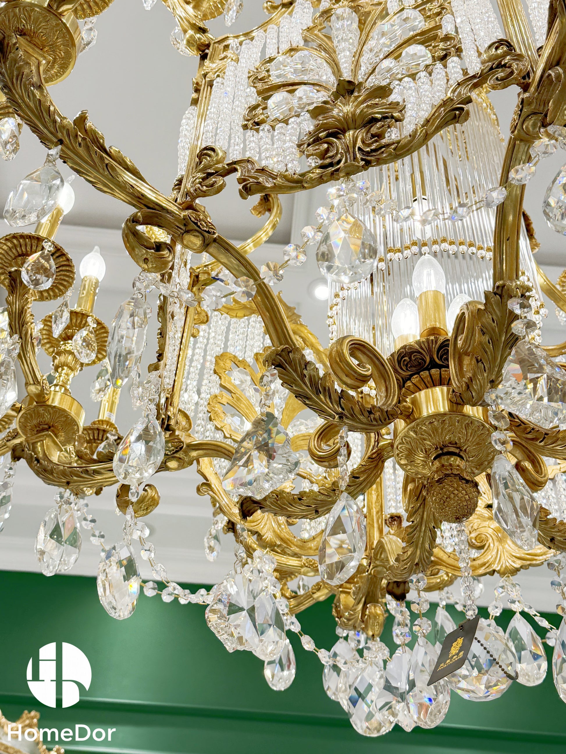 This luxury palace style chandelier is made of brass and crystal, it's perfect for luxury suite, living room, dining hall. 