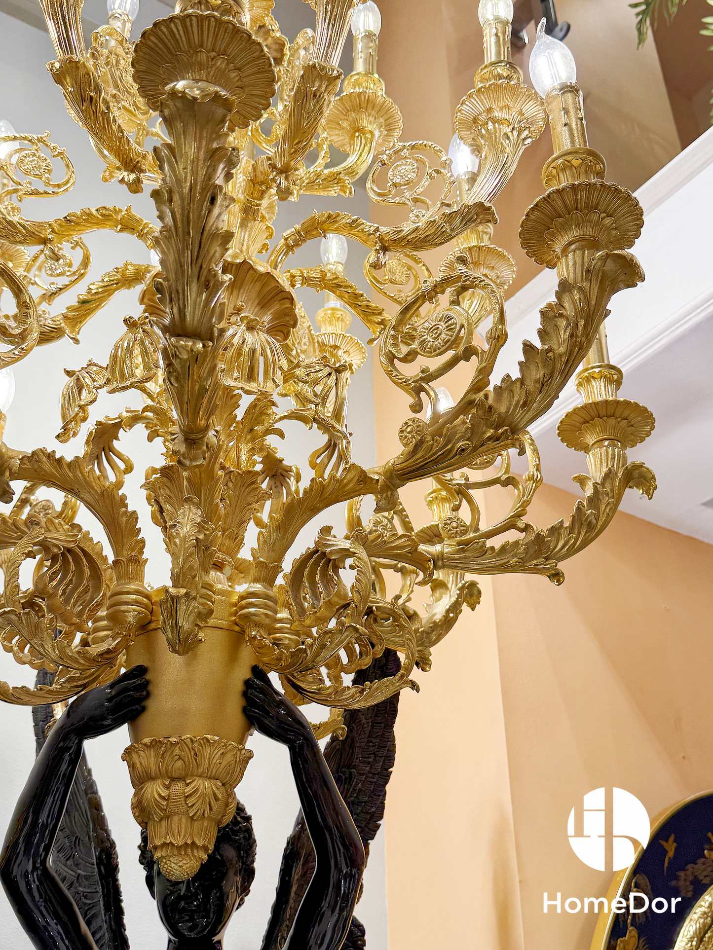 HomeDor × FH&amp;Home | مصباح أرضي من الرخام بتصميم الملاك الحارس مع كأس ذهبي