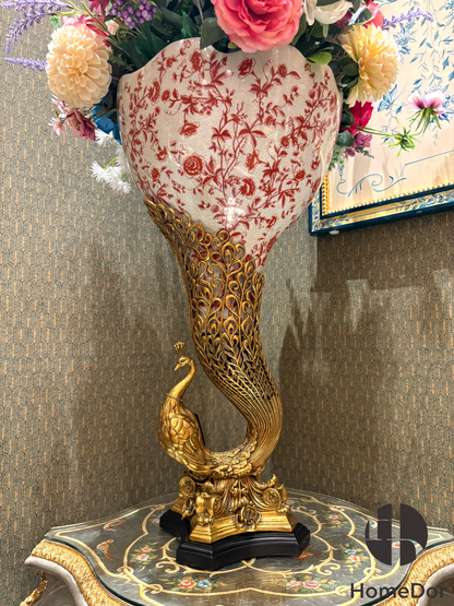 Elegante jarrón de exhibición con base de pavo real en rojo y azul pálido de HomeDor