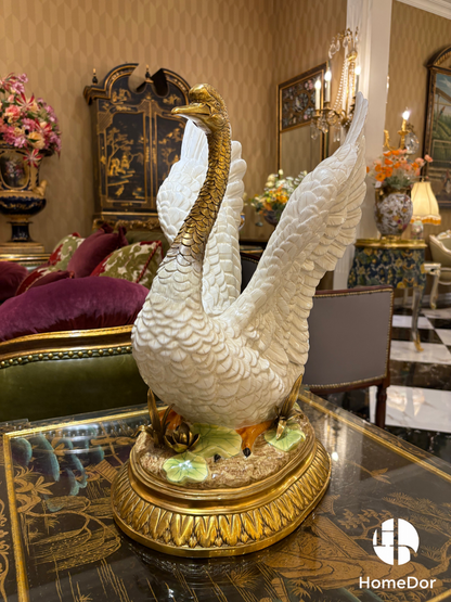 Escultura de mesa de cisne elegante con alas extendidas HomeDor