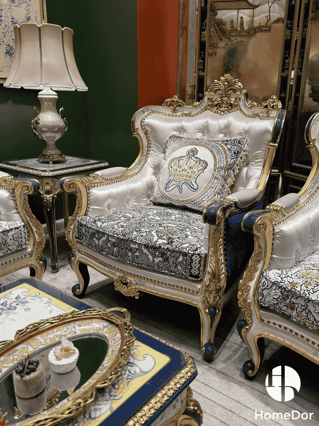 HomeDor × FH&amp;Home | أريكة من خشب الماهوجني المنحوت باللون الأزرق الملكي والذهبي مع وسائد مطرزة بتاج