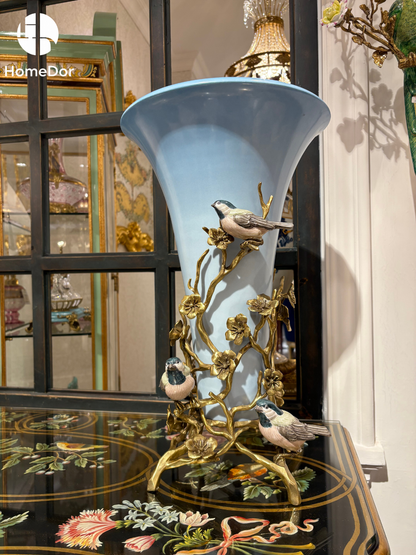 Jarrón sofisticado de porcelana azul con decoración de ramas de ciruelo y teta de HomeDor