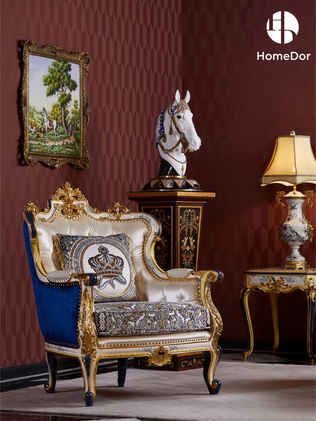 HomeDor × FH&amp;Home | أريكة من خشب الماهوجني المنحوت باللون الأزرق الملكي والذهبي مع وسائد مطرزة بتاج