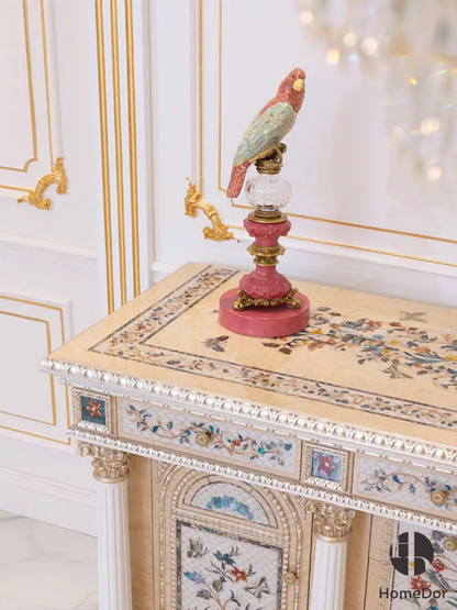 Decoración de mesa con un vibrante loro rosa inspirado en el estilo rococó de HomeDor