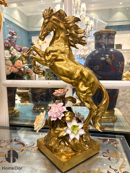 HomeDor × FH&amp;Home | Escultura de lujo de caballo encabritado de latón sobre base de columna ornamentada