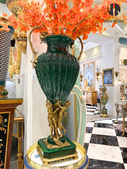 HomeDor × FH&amp;Home | Jarrón rojo real con dos asas y base de querubines de latón esculpido