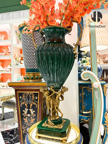 HomeDor × FH&amp;Home | Jarrón rojo real con dos asas y base de querubines de latón esculpido