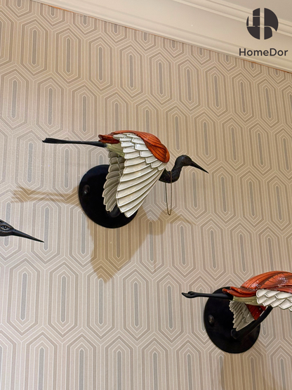 Escultura de pared con elegante grúa voladora HomeDor