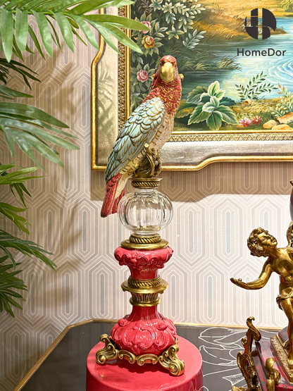 Decoración de mesa con un vibrante loro rosa inspirado en el estilo rococó de HomeDor