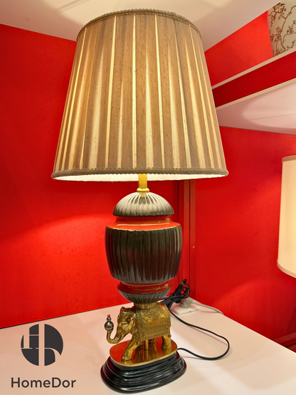 HomeDor × FH&amp;Home | Lámpara de mesa vintage con pantalla plisada y detalles de elefante, diseñada por Regis Dho