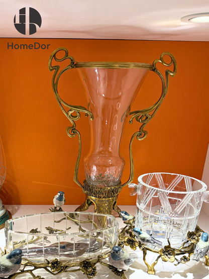 Elegante jarrón de cristal con asas de latón de la colección HomeDor Prague 