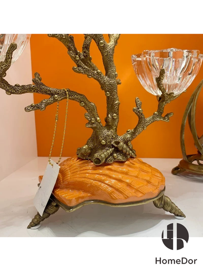 Candelabro de cristal con forma de rama de latón junto al mar de la colección Praga de HomeDor