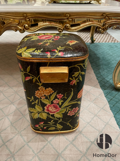 سلة مهملات أنيقة من هوم دور، سوداء اللون، مزينة بزخارف زهرية مرسومة يدويًا