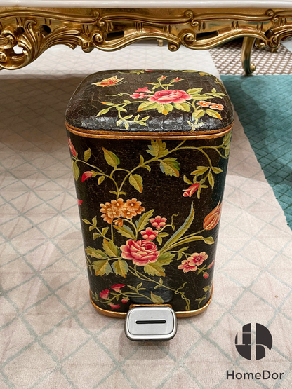 سلة مهملات أنيقة من هوم دور، سوداء اللون، مزينة بزخارف زهرية مرسومة يدويًا