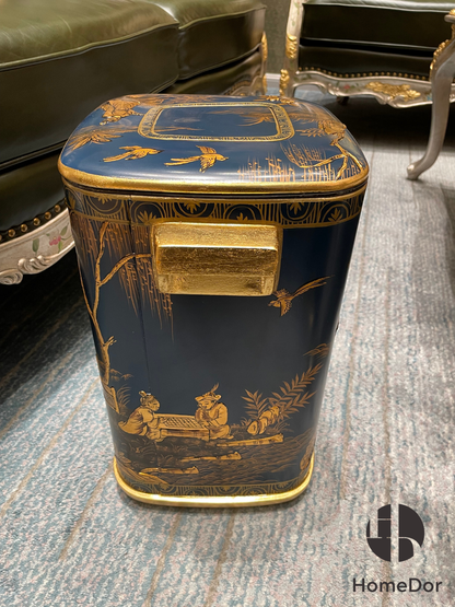 سلة مهملات مطلية بالذهب من سلسلة هوم دور رويال بلو، مزينة برسومات صينية وزخارف طبيعية.