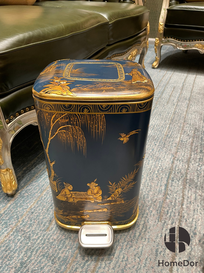 سلة مهملات مطلية بالذهب من سلسلة هوم دور رويال بلو، مزينة برسومات صينية وزخارف طبيعية.