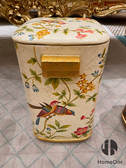 سلة مهملات هوم دور ذات قاعدة بيضاء بنقشة متصدع وطيور وأزهار