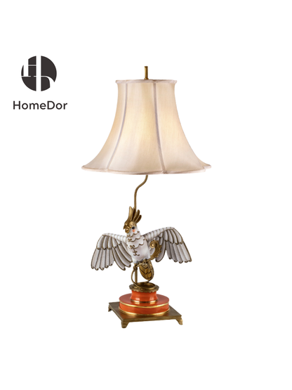 Esta lámpara de mesa con forma de cacatúa blanca es una encantadora combinación de diseño artístico e iluminación suave, perfecta para dormitorios, rincones de lectura o espacios con decoración ecléctica.