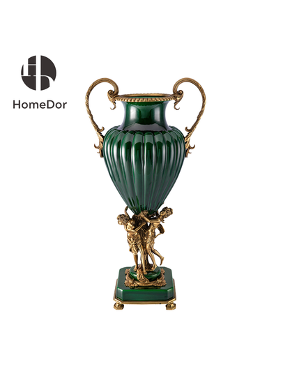 HomeDor × FH&amp;Home | Jarrón rojo real con dos asas y base de querubines de latón esculpido