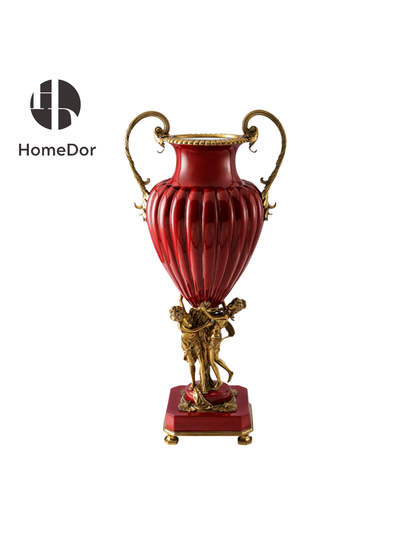 HomeDor × FH&amp;Home | Jarrón rojo real con dos asas y base de querubines de latón esculpido