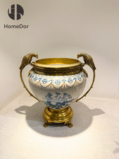 Jarrón de porcelana azul y blanca HomeDor con asas de latón en forma de pájaro 