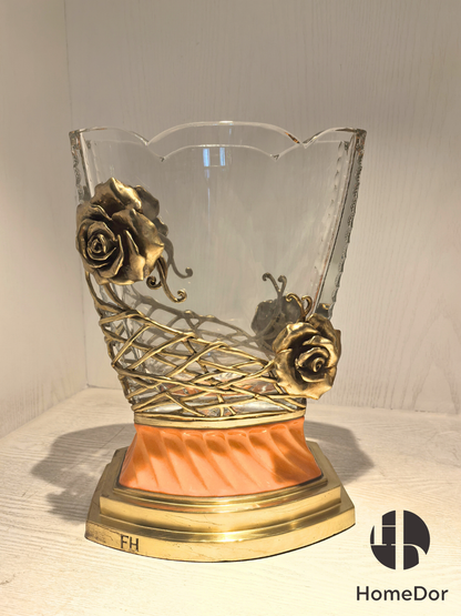 Jarrón de cristal de la colección HomeDor Prague con motivos de rosas de latón 