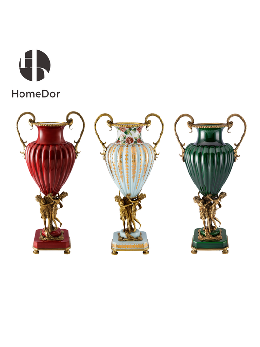 HomeDor × FH&amp;Home | Jarrón rojo real con dos asas y base de querubines de latón esculpido