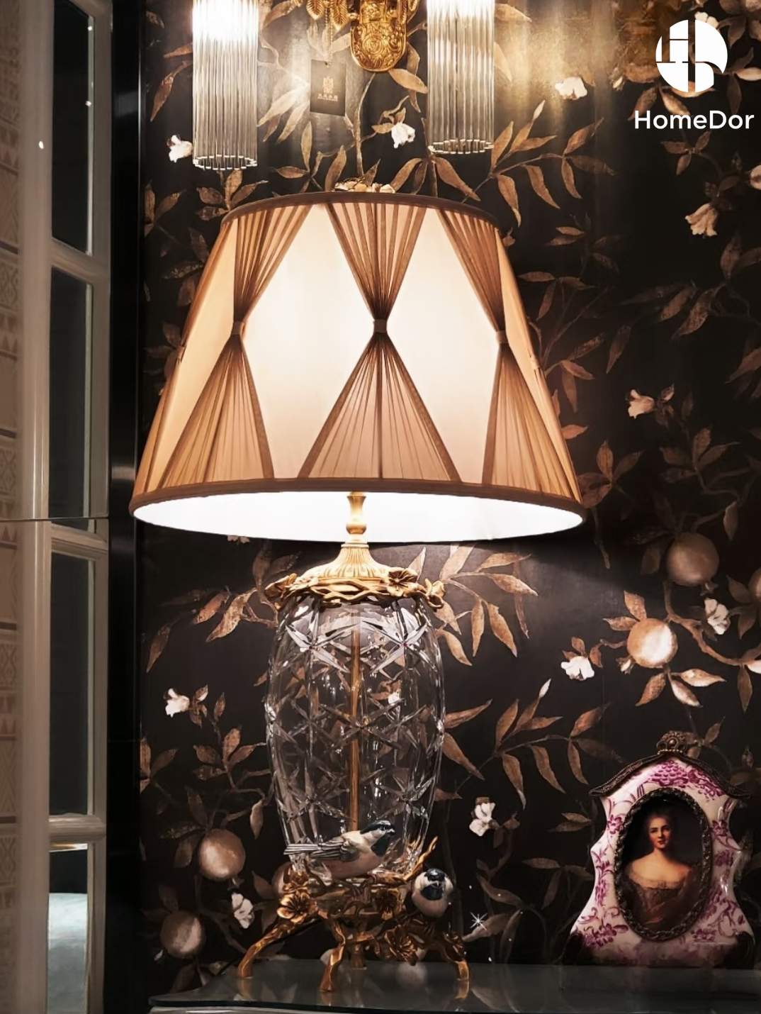 HomeDor × FH&amp;Home | Lámpara de mesa de cristal con pliegues de filigrana y diseño de pájaros