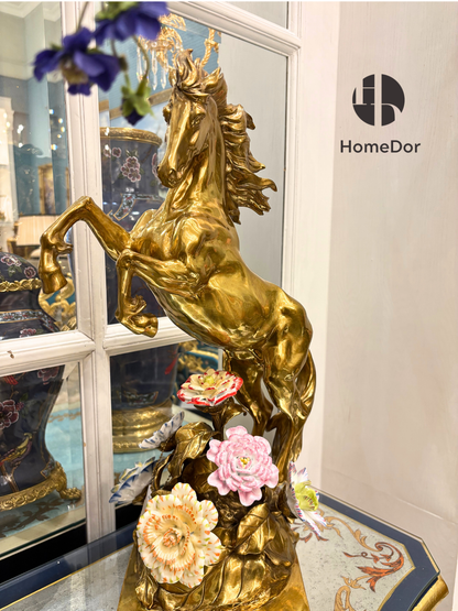 HomeDor × FH&amp;Home | Escultura de lujo de caballo encabritado de latón sobre base de columna ornamentada