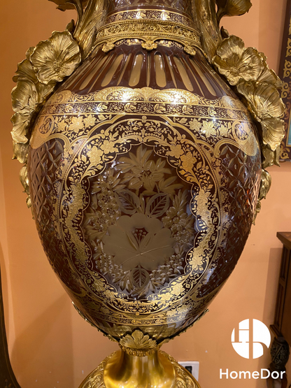 Jarrón ornamental de latón y vidrio ámbar de estilo barroco HomeDor 