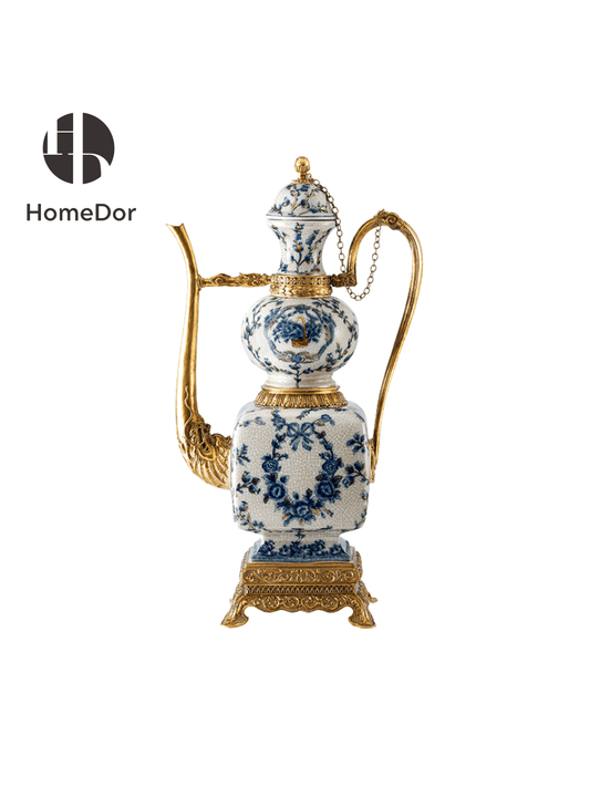 HomeDor × FH&amp;Home | Exquisito adorno de tetera de porcelana azul y blanca con detalles de latón