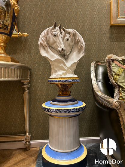 HomeDor × FH&amp;Home | Elegantes esculturas de porcelana de dos cabezas de caballo con pedestales decorativos